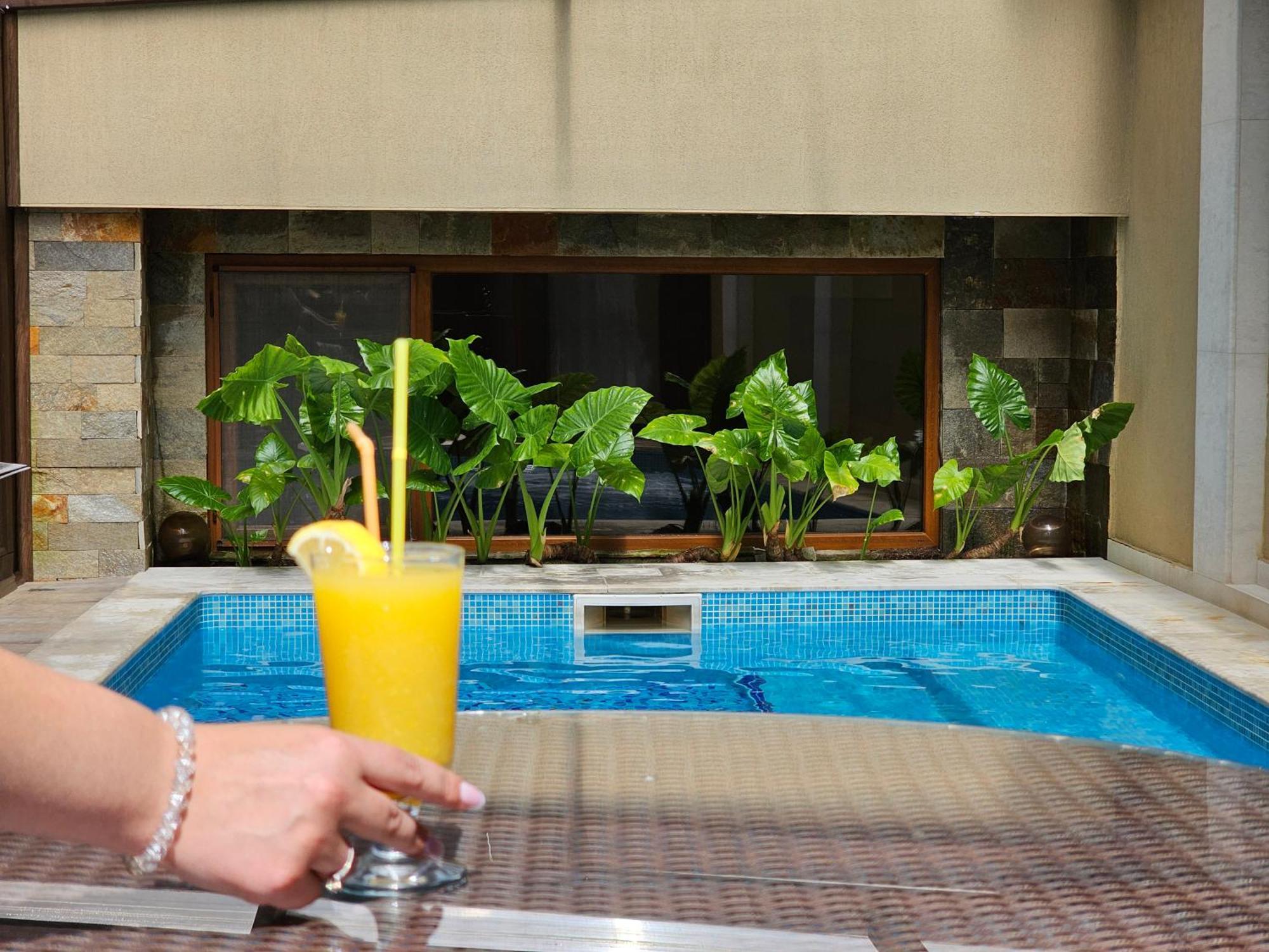 Family Hotel Jeri 벨린그래드 외부 사진